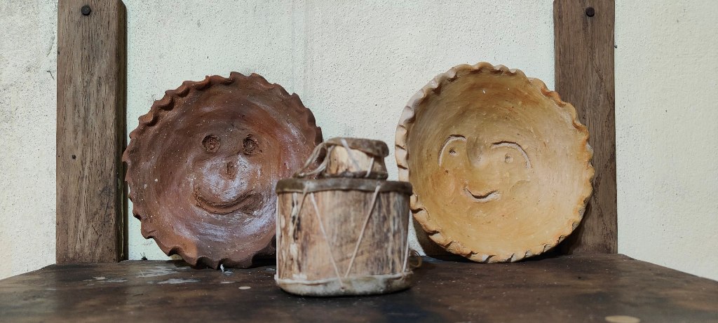 Artesanias: plato ceremonial mbeju tova e instrumentos de la banda Peteke eteke